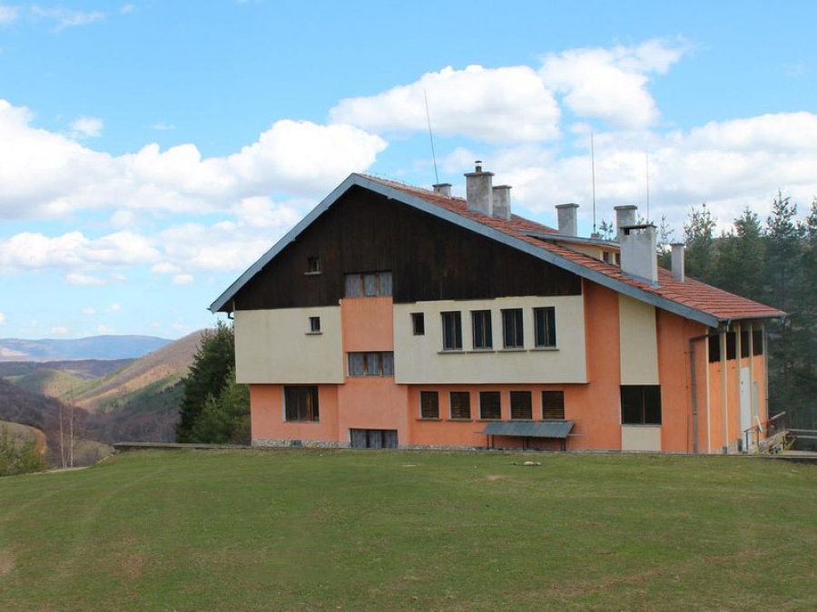 Хижа “Коман”<br/> <span class='hut-category'>Номинирана от Публична номинация  </span><br/><a href='https://www.360mag.bg/posts/146948' target='_blank'><i class="fa fa-info-circle" aria-hidden="true"></i> Виж повече</a>