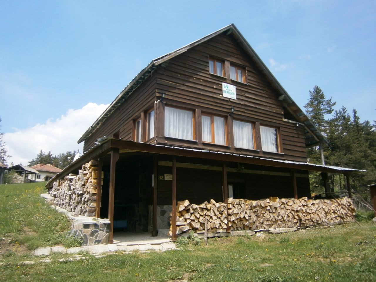 Хижа “Персенк”<br/> <span class='hut-category'>Номинирана от Публична номинация </span><br/><a href='https://www.360mag.bg/posts/146869' target='_blank'><i class="fa fa-info-circle" aria-hidden="true"></i> Виж повече</a>