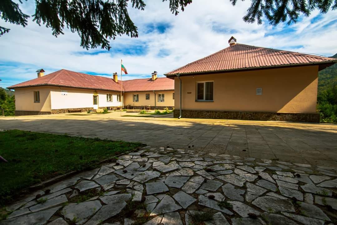 Хижа “Славянка”<br/> <span class='hut-category'>Номинирана от Публична номинация </span><br/><a href='https://www.360mag.bg/posts/146858' target='_blank'><i class="fa fa-info-circle" aria-hidden="true"></i> Виж повече</a>
