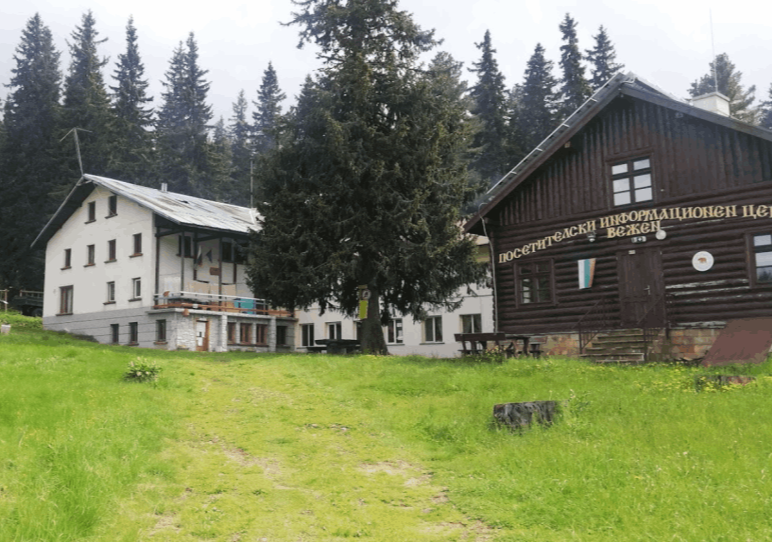 Хижа “Вежен”<br/> <span class='hut-category'>Номинирана от Публична номинация </span><br/><a href='https://www.360mag.bg/posts/146502' target='_blank'><i class="fa fa-info-circle" aria-hidden="true"></i> Виж повече</a>