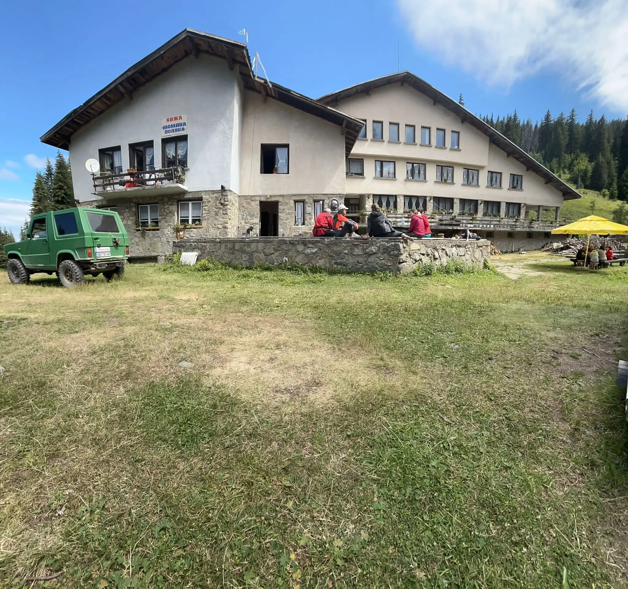 Хижа “Момина поляна”