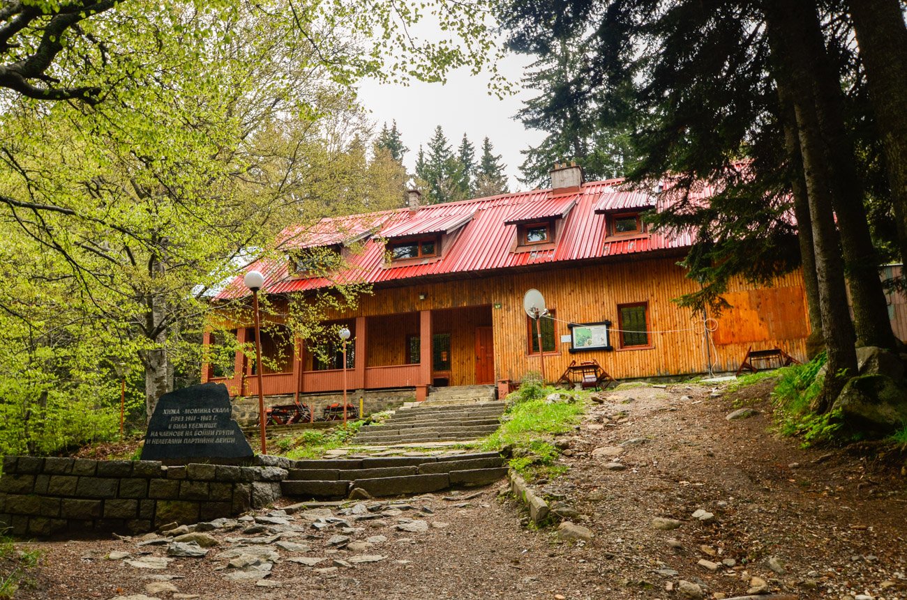 Хижа “Момина скала”