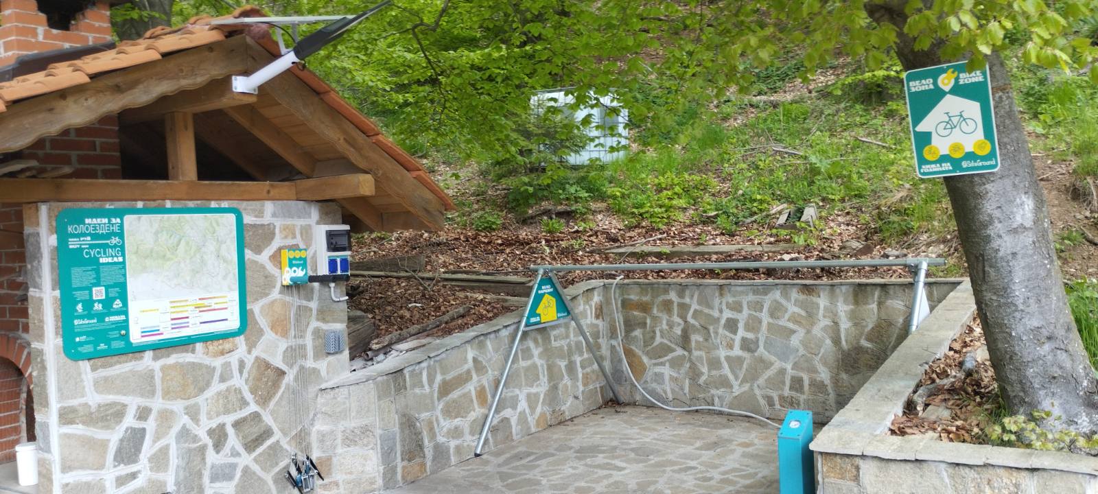 Велозона с велопаркинг и табло