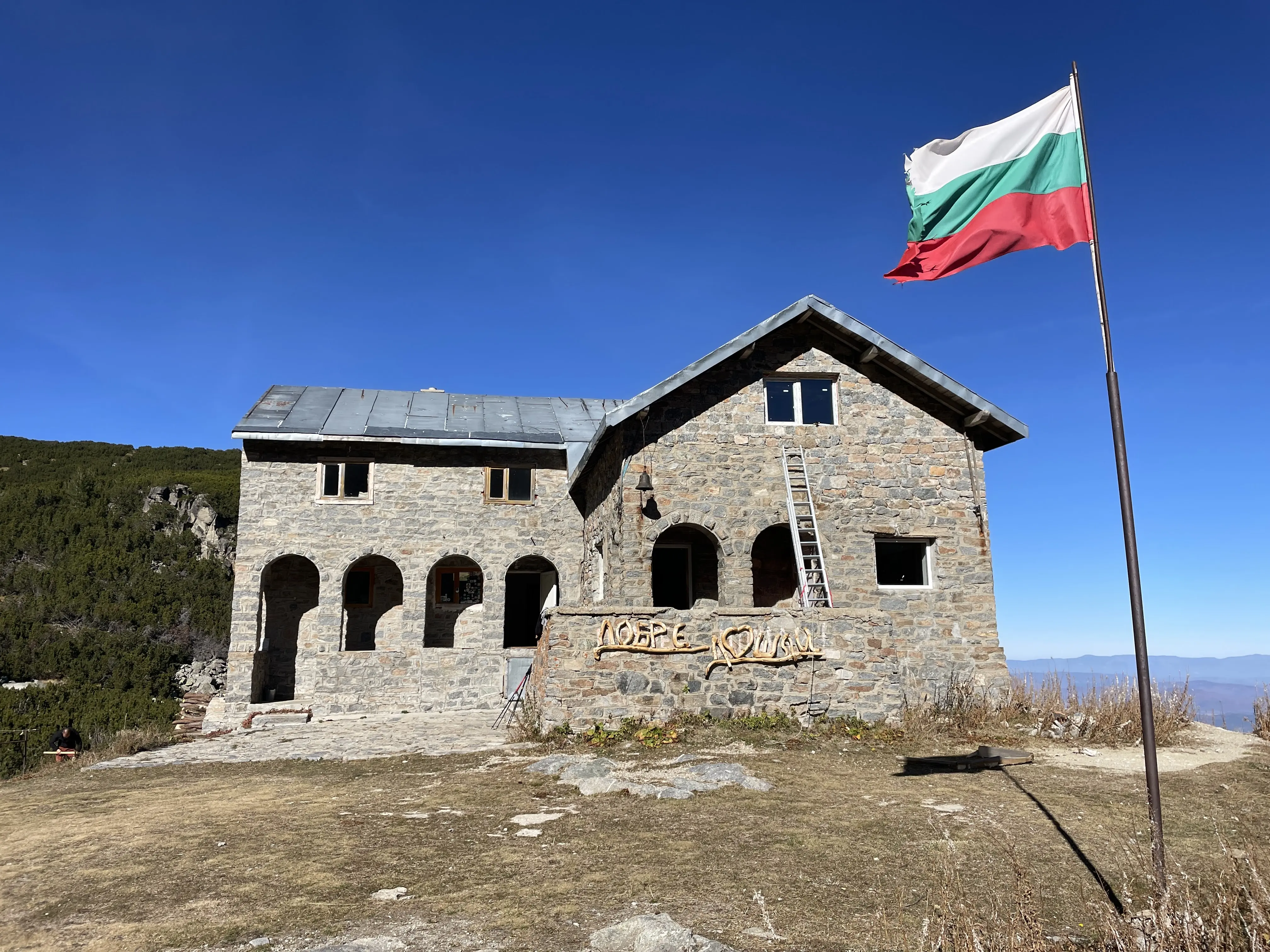 Хижа “Белмекен”<br/> <span class='hut-category'>Номинирана от АПБ, ПИСТОВА СПАСИТЕЛНА СЛУЖБА</span><br/><a href='https://www.360mag.bg/posts/137941' target='_blank'><i class="fa fa-info-circle" aria-hidden="true"></i> Виж повече</a>
