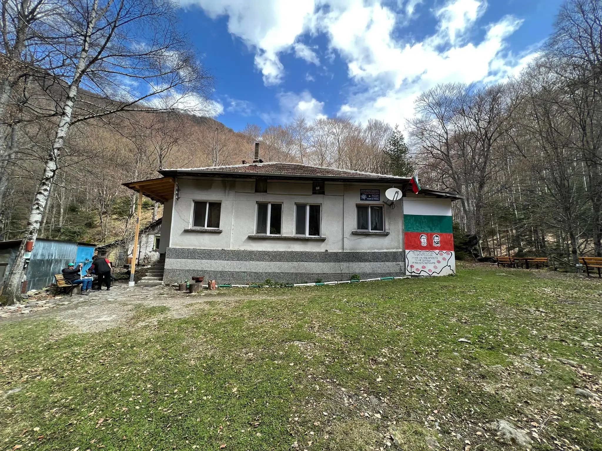 Хижа “Балкански Рози”<br/> <span class='hut-category'>Номинирана от ПСС</span><br/><a href='https://www.360mag.bg/posts/146449' target='_blank'><i class="fa fa-info-circle" aria-hidden="true"></i> Виж повече</a>